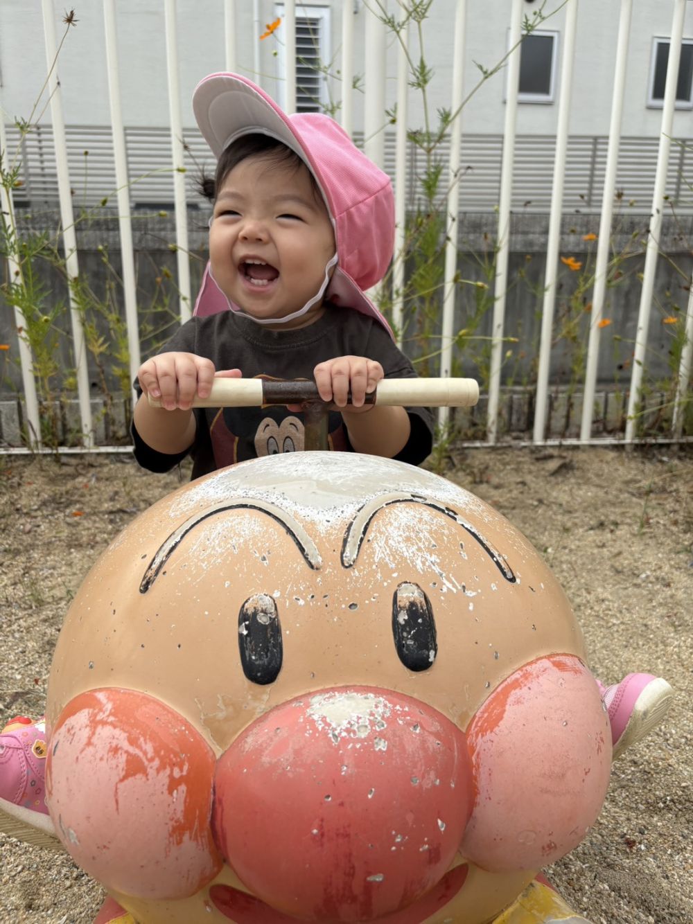アンパンマンを見つけて
乗りに行くSちゃん😊
アンパンマンと一緒に
はいチーズ😋