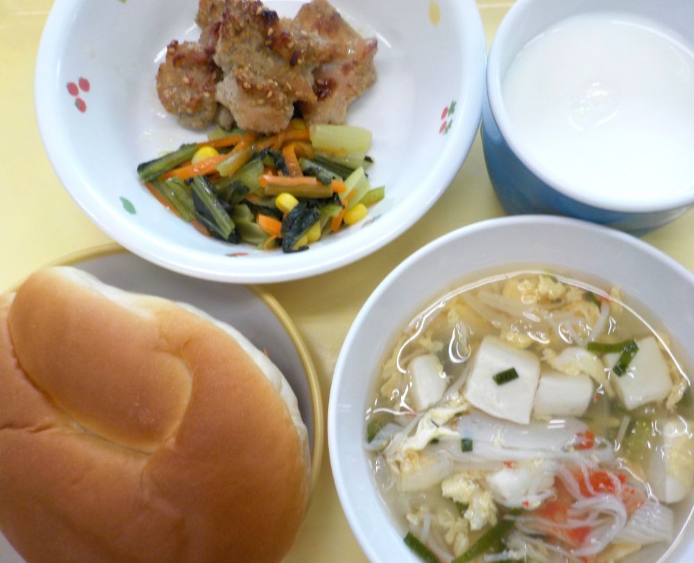 ロールパン
鶏の香ばし焼き
小松菜のソテー
カニカマとえのきのスープ
牛乳