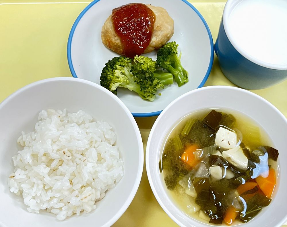 麦ご飯
レンコンつくね~りんごソースかけ~
ゆでブロッコリー
広レモ菜Miso Soup
牛乳