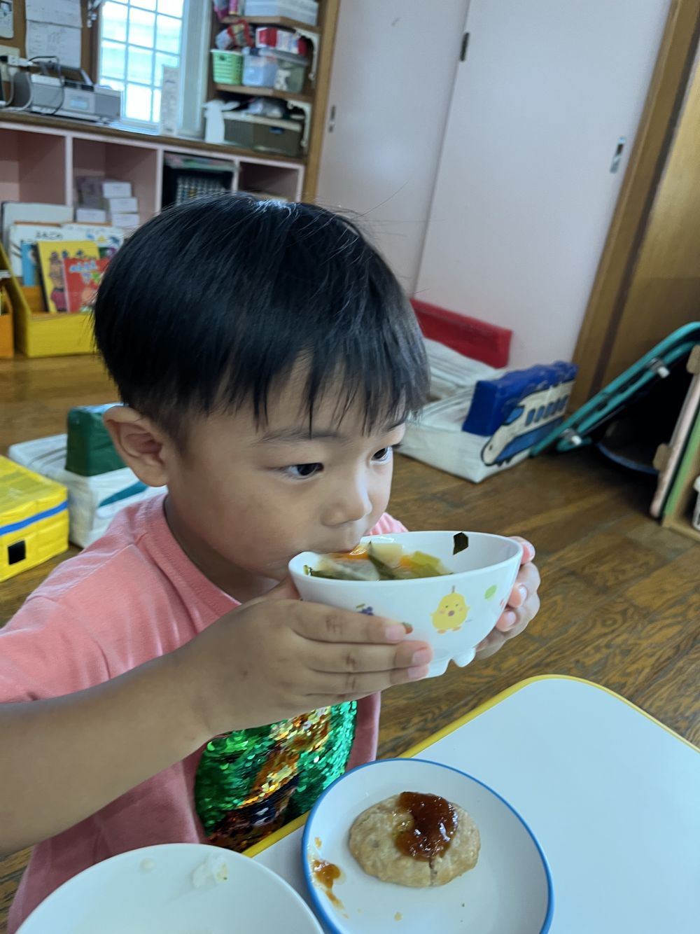 みそ汁には広島県特産のあるものが隠し味で入っていました。
じっくり味わってお汁を飲むIくん。
「・・・なんじゃろ?」
レモンだよ、と正解を伝えると、
「ほんとだ!ちょっと黄色いね」とおいしそうに食べてくれました!
