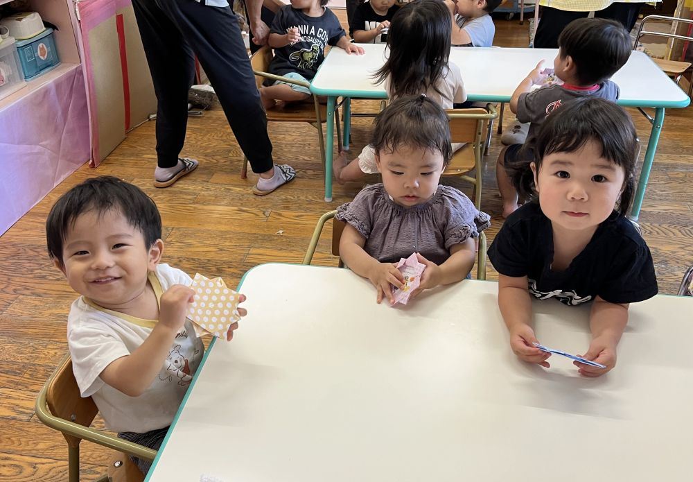 1週間もりもり食べてくれたクマ・ヒヨコ組のみんなには
給食先生からメダルをプレゼントしました。
これからもたくさん食べて元気いっぱい遊ぼうね☆