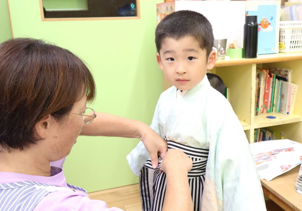 子どもの成長を祝い
これからの無病息災を祝う『七五三』
日本の伝統文化に楽しみながら親しむ♪
袴に袖を通し、ちょっぴり緊張しながらも
ワクワクが止まらないHくん
「H、これ持って帰りたいんよね」
撮影が終わる頃にはお気に入りに♡