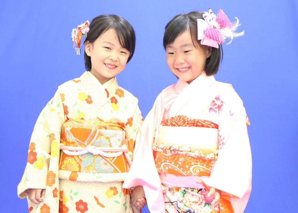 友達と着物の見せ合いっこ♪
ちょっぴり恥ずかしい気持ち
嬉しい気持ち
いろいろな気持ちが溢れる♡
これからもみんなすくすく
大きくなあれ♡