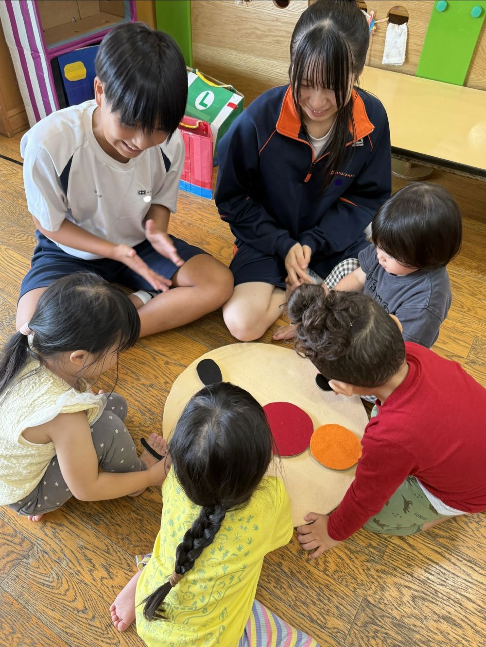 2歳児さんは…
『アンパンマンふくわらい』
『ボーリング』

大きなアンパンマンの福笑い！
友達と協力して、完成させたよ✌️
お姉ちゃん達に、
「じょうず～👏」って、ほめてもらったよ♥️

ボーリングは、
ペットボトルの中にキラキラビーズが入っていて、
倒れると、シャララ～ンって音がして面白かったよ！
