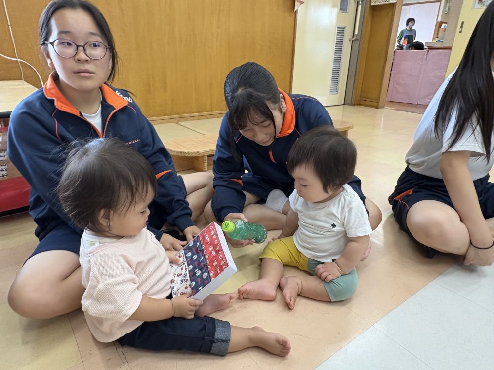 ０歳児さんは…
『太鼓』
『プッシュポップイット』

折り紙で作っているおもちゃで感触を楽しんで
遊んだよ😋
楽しくて何度も何度も繰り返し遊んだね
お姉ちゃんと一緒に楽しかったね💓

