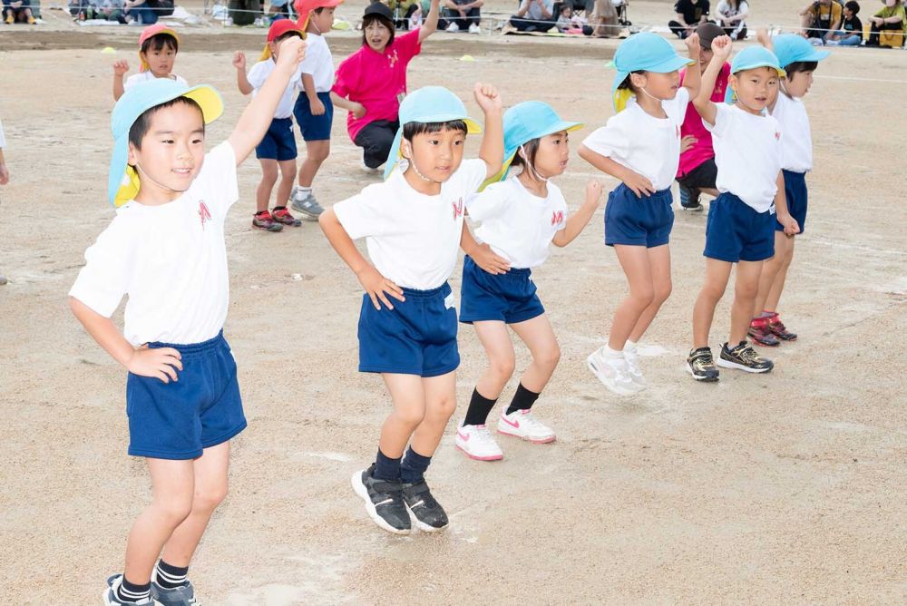 開会式が終わると始めの体操☆
普段の練習場所とは違うけれど、やることは同じ!
ノリの良い音楽に合わせて飛び跳ねて踊ります