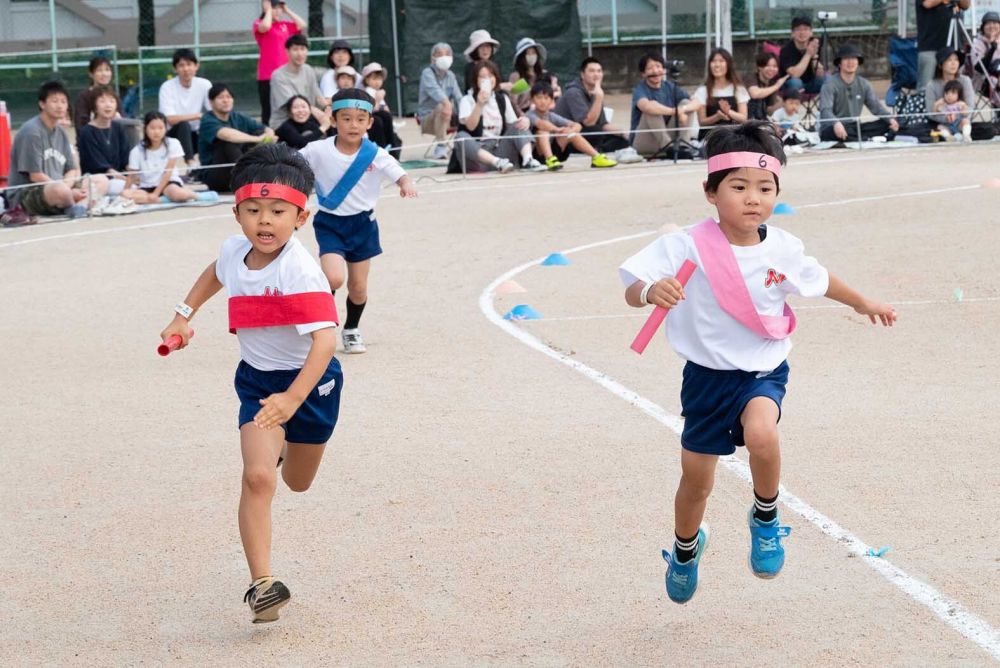 運動会と言えばやっぱりリレー!
かけっこが得意な子どもも、苦手な子どもも真剣勝負
最後まであきらめずに全力でバトンをつなぎました
写真もやっぱりプロの写真屋さんに撮ってもらうと表情や躍動感が違います