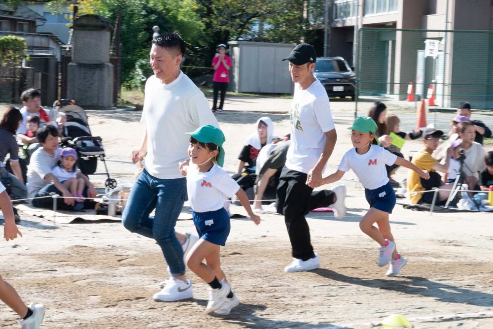 親子でのかけっこ☆
お家の人も一緒に楽しみます
行事の度にコロナ禍を思い出しながら・・・
みんなで楽しめる事に改めて感謝します