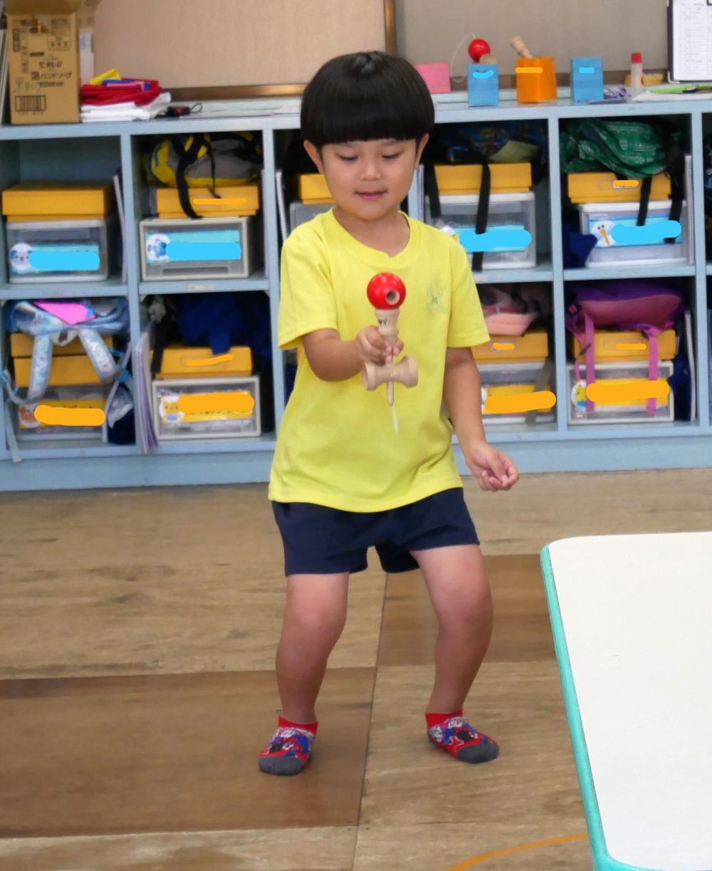 運動会のご褒美にもらったけん玉
出来るようになりたいと
夢中なキリン組さん



「家でも練習しとんよ」
「何回か出来たけど連続が難しい」
何回も何回も挑戦するYくん
出来るととっても満足そう♡
「コツは～…」
と知ってることを友達に教えてあげています♪