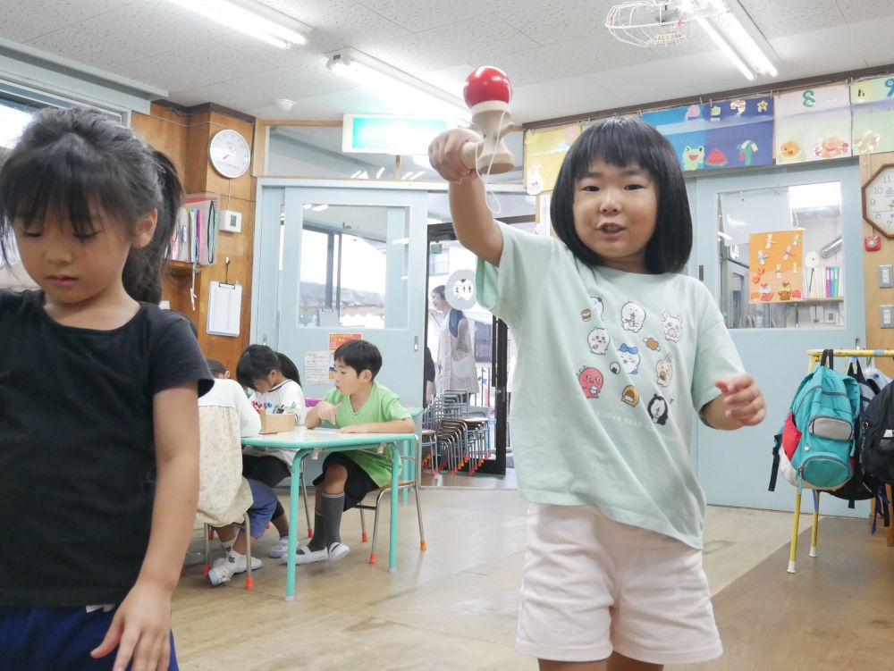 友達の姿に刺激を受け
続々とけん玉に挑戦者が…

「Wちゃんも今10回目～♡」
簡単ではないですがコツコツ練習した
成果が出ると自信につながりますね！！