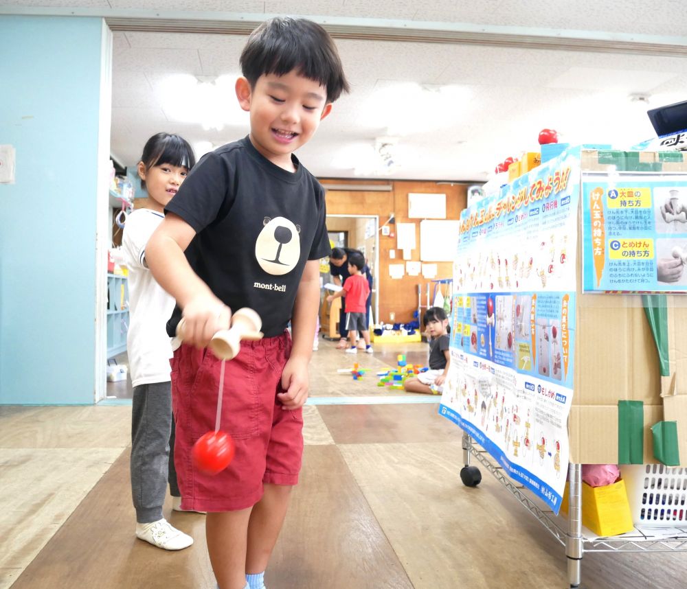 「先生！！僕も見てて♡」
「うわー、惜しい…」　「どーやるん？」
出来た友達にやり方を聞きながら…

「私はここに乗せる！！」
「俺はここからこっちに乗せる！！」
それぞれが目標を決め頑張っています♪