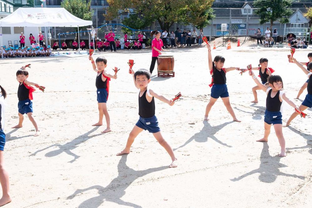 最後はやっぱりこれ!
力強い太鼓の音と共に鳴子が鳴り響きます
忙しい日々に追われ、見落としてしまいそうな子ども達の成長を
みなさんと一緒に感じる事のできる運動会!