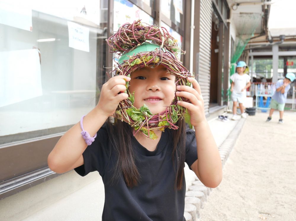 夏に色水遊びでジュースを作ったり
泡に混ぜたり、ご馳走にしたりと
たくさん遊んだあさがお♡

みんなで種を集めたあとは…
リースを作った子も♪

両手でしっかり握って指先を
器用に使いながら巻いていました！！
かわいい冠ができたね♡