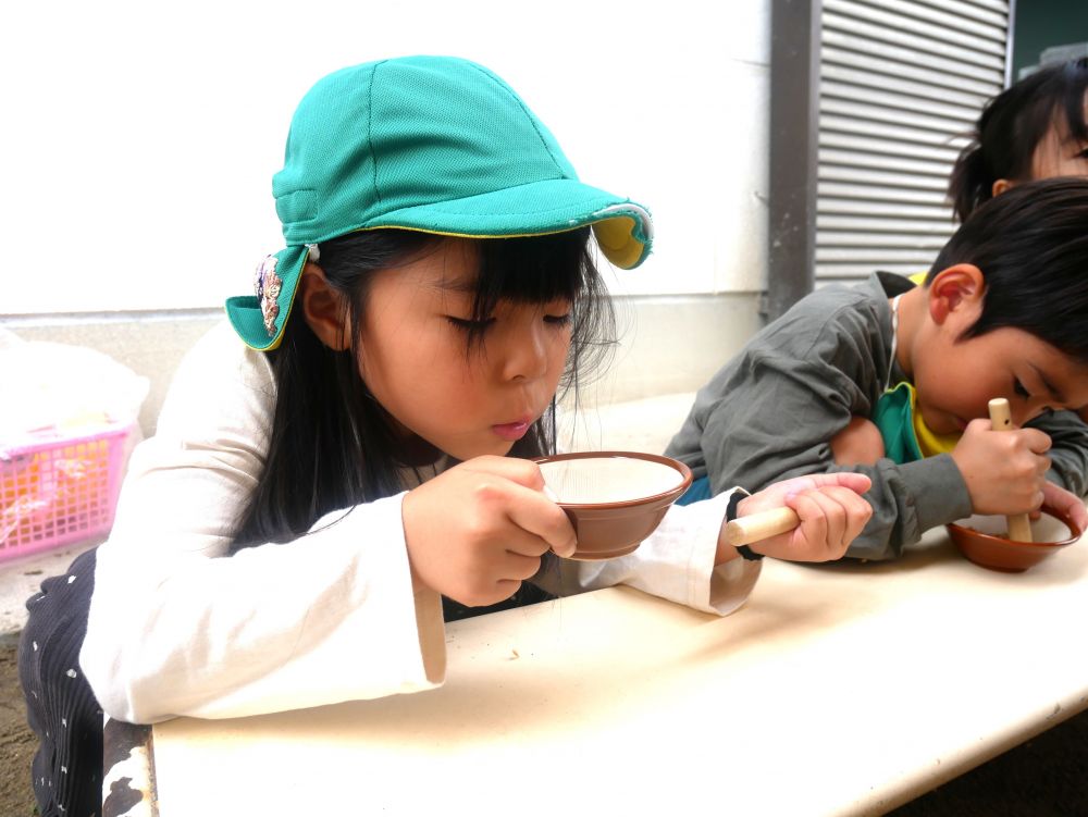 「ふ～…」　「あ！！出てきた！！」
「すくなーい！！(笑)」

頑張って脱穀しても少量…
あっという間に時間は過ぎ
お米って簡単には出来ないんだと
実際に経験してみて気づいたようです♡
