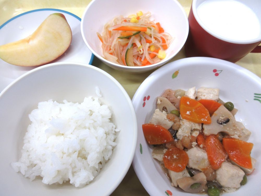 ご飯

豆腐の五目炒め

春雨の酢の物

りんご

牛乳