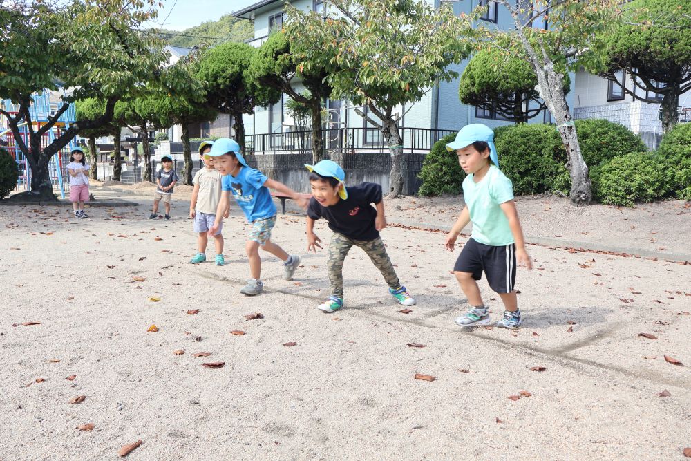 【 かけっこ 】
自分たちで線を書いて、よーいドン‼💥
先生の真似っこをして、
名前を呼ぶ姿も…とっても楽しそう！
