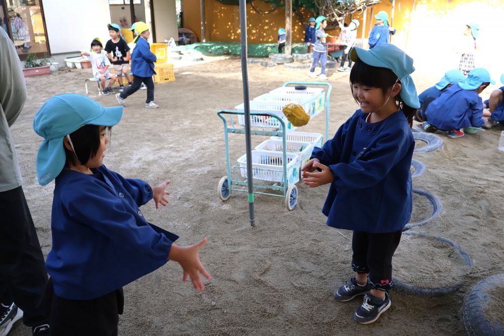 【 ボール 】
広告を丸めてガムテープを巻き付ける
すると、ボールの完成✨
一人ひとり、色や形が違うボール！
投げたり蹴ったり満喫中！

これからもどんな遊びを
見つけれるのか…楽しみです💕💕