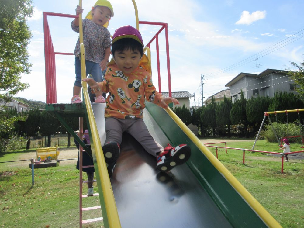 則末公園までお散歩に行きました!
初めて行く公園に、行き道から「やきいも~やきいも~♪」と歌い、
るんるん気分のクマ・ヒヨコ組さん
公園に到着すると、さっそく大好きな滑り台で遊び始めるKくん
園より大きい滑り台を滑ると、「はやーい!」と大興奮