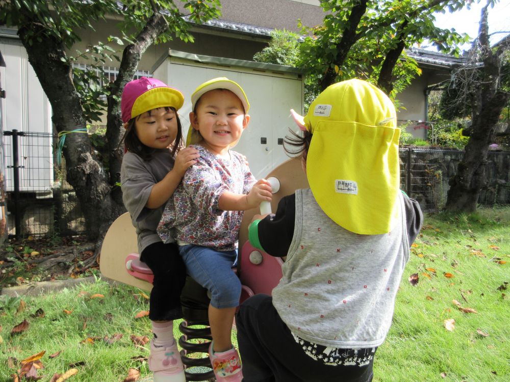 「一緒にしよー!」と誘い、ヒヨコ組の友達を前に乗せてあげるIちゃん
前に乗せてもらえて嬉しそうなSちゃん
2人でゆらゆら楽しそうにしていると、「押してあげるー!」と
友達が押しに来てくれました☆