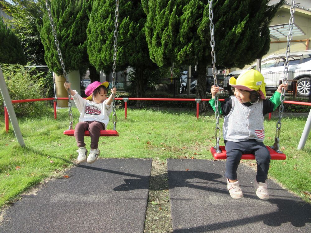 「楽しいね!」と顔を見合わせながら、ブランコを楽しむ2人♡
たくさん遊んで楽しかった公園
帰る時には「ばいばーい!」と名残惜しそうに手を振るクマ・ヒヨコ組さん
またみんなで公園に遊びに行こうね😊