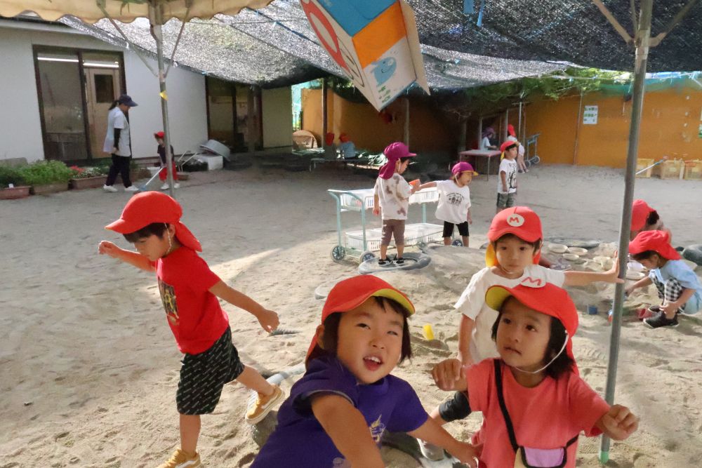 暑さに負けず元気いっぱい外遊びを楽しんでいたリス組さん。
穏やかな風が吹き始めた今も
元気に楽しく遊び
たくさん体を動かしています。
これは先週のお話♡
以前、マリオごっこをして
ぴょんぴょんと飛び回って遊んでいたリス組さん。
いつも通り園庭に出るとなんと!
マリオのボックスが出現!
自分より高いボックスを狙ってじゃーんぷ。
何度も何度もジャンプ!
気分はすっかりマリオ♡
ボックスを押すことができて
とても嬉しそうなリス組さんでした!