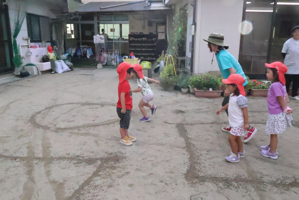大好きおにごっこ!
氷おにごっこやかわりおにごっこなど
いろんなおにごっこを楽しんでいるリス組さんたち。
新しいおにごっこに挑戦!
「まる~!」
「まるだ~!にげろ~!」
おにさんの声を聞いて
まる、さんかく、しかくの部屋に
タッチされないように逃げろ~!