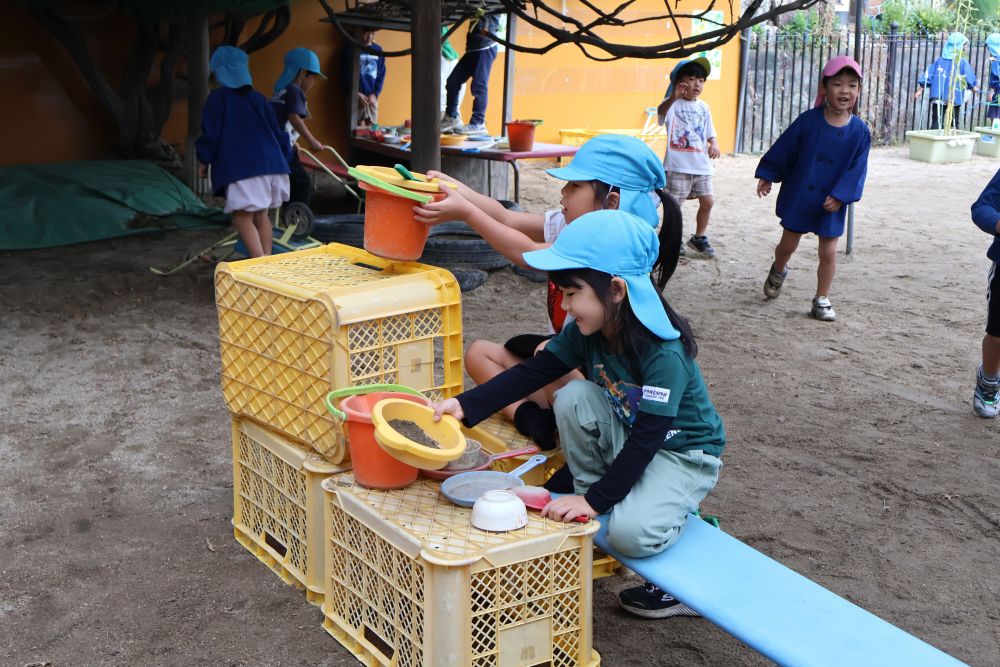 涼しくなって園庭で遊ぶ時間が
増えてきました⌚🌟
そんな中…ゾウ組さんが
楽しんでいるのはコンテナ遊び!
コンテナの使い方はそれぞれ違う!
子ども達の想像力は無限大♡
キッチンに見立てて遊ぶ2人!🍳
冷蔵庫やIH、机にも大変身するコンテナ
”お家ごっこ”に大活躍🎶
