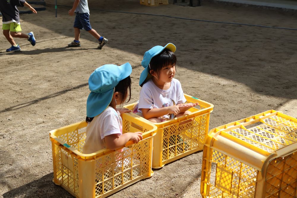 真剣に映画を見る2人💛
コンテナを置く向きで映画館のイスや
スクリーンに大変身!
”映画館ごっこ”にも大活躍📽️