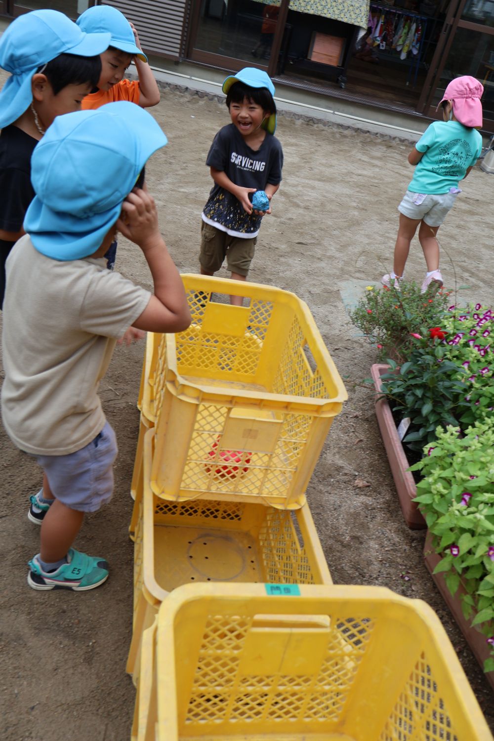 コンテナがゴールにも変身!🕳️
ここは1点ね、向こうは5点!など
ポイント制のゲームも楽しむ様子🥰
応援したり、悔しがったり、
とっても楽しそうな様子でした♡