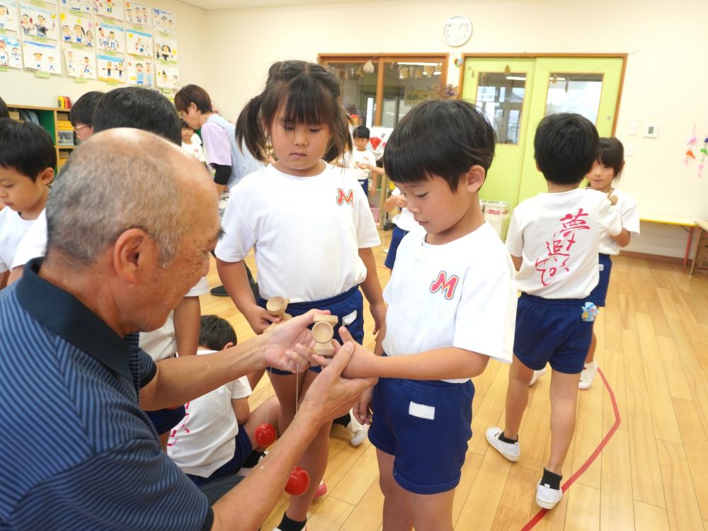 運動会のごほうびでもらったけん玉にさっそく挑戦しているキリン組!
今日はけん玉キングがゆめはうすに来てくれました♡
まずは持ち方から丁寧に教えてくれます!