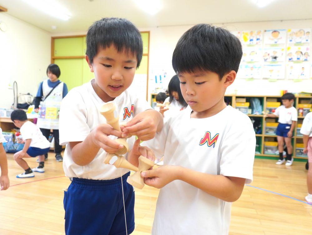 「こーやって下にも指を置く!」
子ども同士で教え合う姿も♡