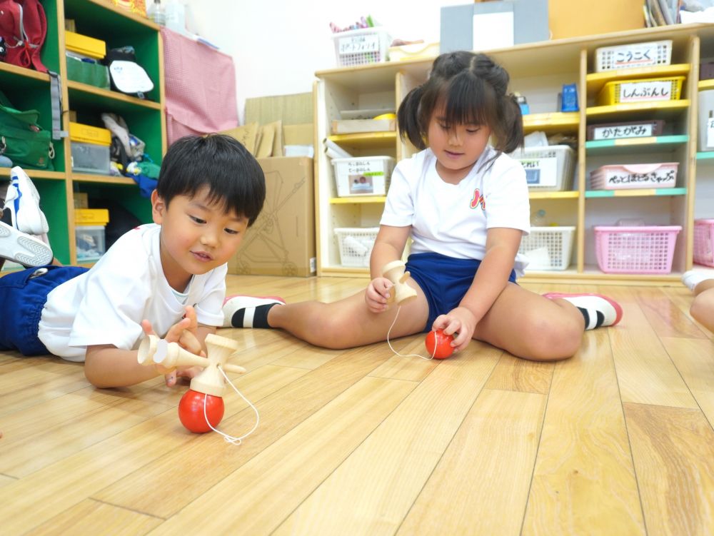 けん玉ってポンポン皿にのせるだけじゃない!!
楽しみ方は本当にいっぱいあって全然飽きない!
ずっと遊び込めちゃうくらいたくさんの楽しみ方を教えてもらいました♡
床での遊び方!!
玉の上に・・・ななめだけどのってるー!!
超すご技に見えるけど意外に簡単にできちゃいました♡