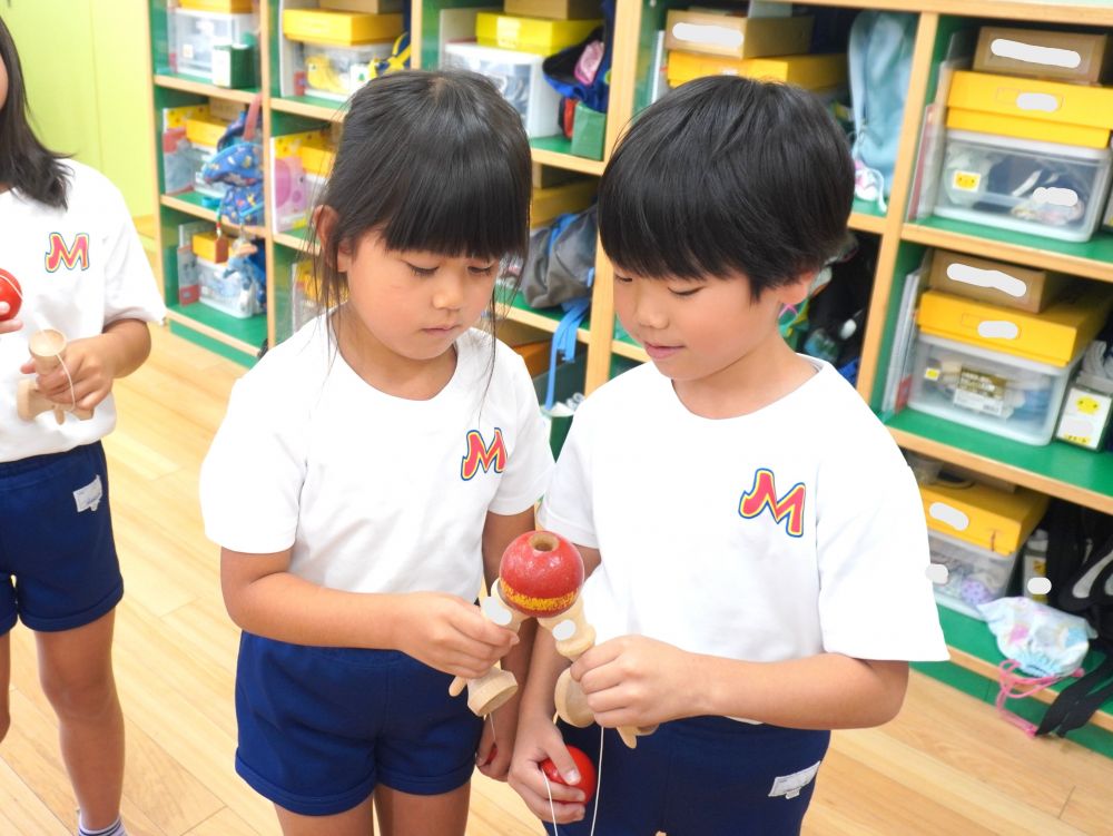 けん玉キングってすごい!!天才!
最初から最後までみんなの目の輝きと興奮はおさまりません♡
次はけん玉リレー!!
玉を落とさないように隣の人に渡します!
集中して!そーっと・・・