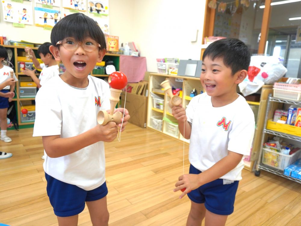 「おおーーーーー!!!落ちんかった!!」
こんないい表情を見れるって・・・
けん玉ってステキなアイテムですね!♡