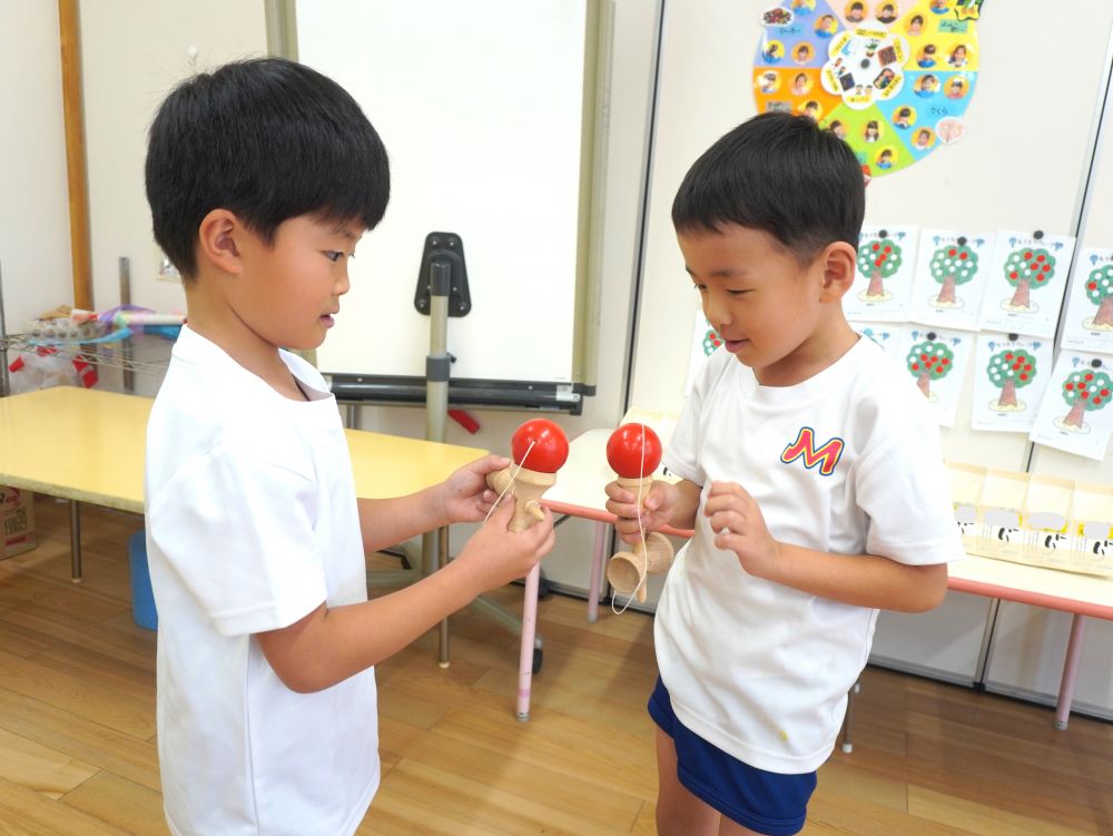 昔から受け継がれる遊びの1つであるけん玉…
教えてもらうまで知らなかった楽しみ方…
きっとゆめはうすの子たちはけん玉のいろいろな楽しみ方をこれからも受け継いでいってくれるんだろうなと思います♡



次はけん玉相撲…？！
玉を押し合いこして落ちた方が負けです！
