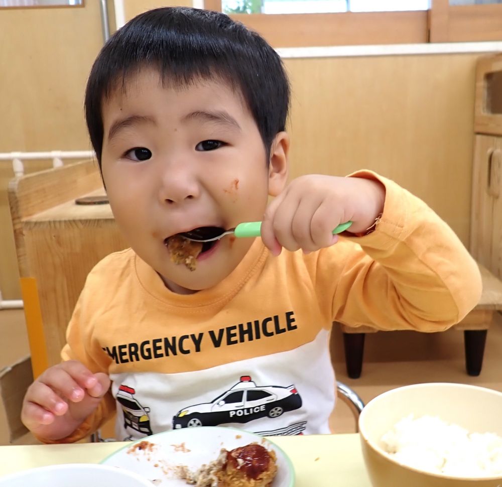 今日の給食は秋が旬の『さんまのフライ』でした♡
『さつま汁』も秋の食材がたくさん入っています✨
ほっぺたにソースが付くほど
おいしそうに食べてる様子がみられました🐻