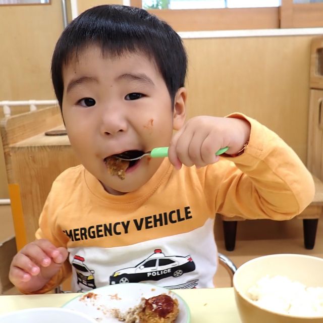 ＊　給食時間の様子　（すいみい保育園）　＊