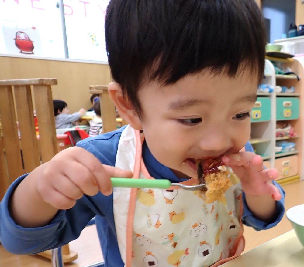 ヒヨコ組をのぞいてみるとフォークを上手に使って
『さんまのフライ』を食べてくれていました🐤
フォークをさすと衣だけが取れてしまうことも😓

