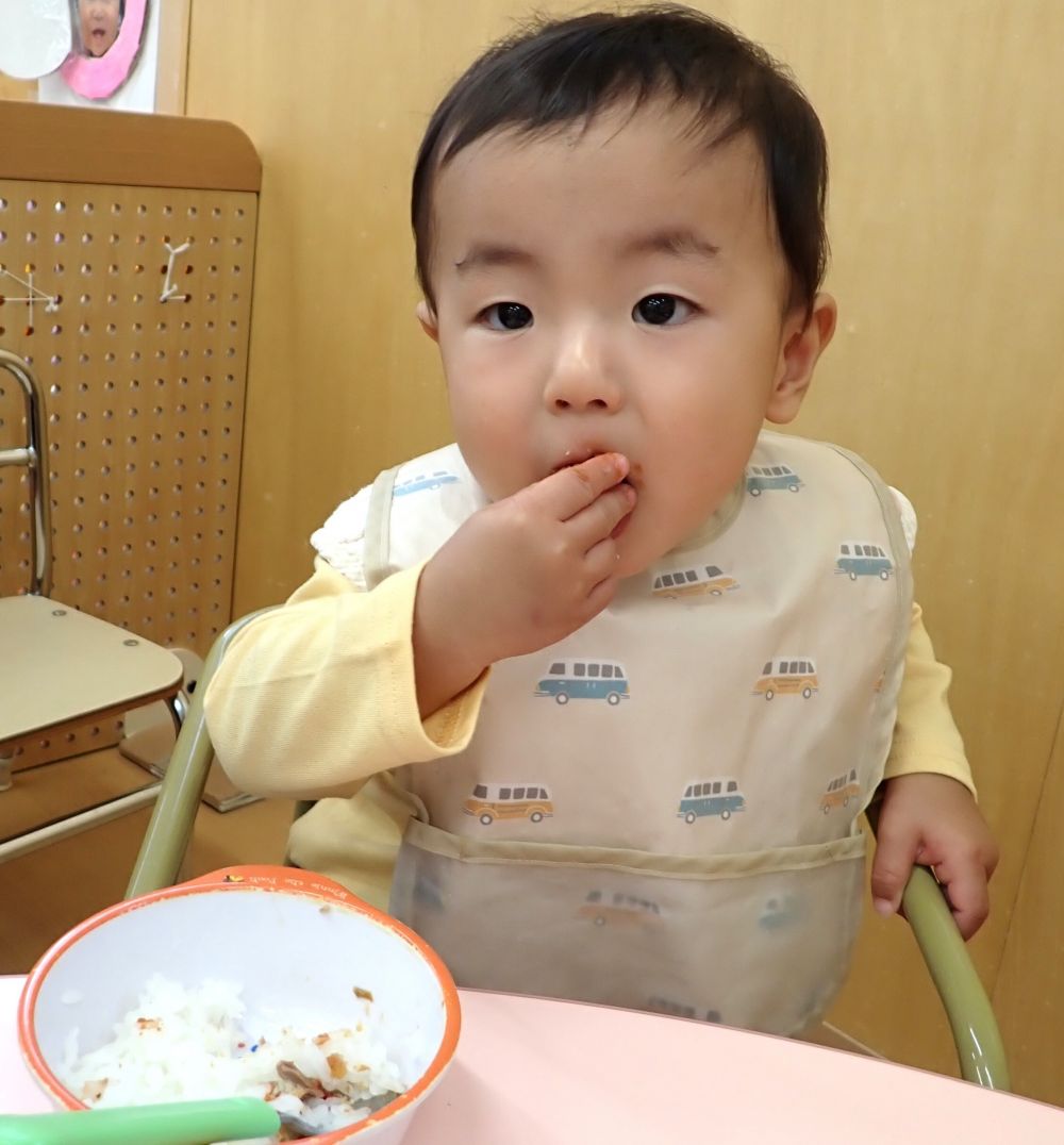 うさぎ組さんは少しずつお口に入れて
たくさんカミカミして味わってくれていました🐰

だんだんと季節が変わっていきますが
たくさん食べて元気いっぱいに過ごしてもらいたいです💕