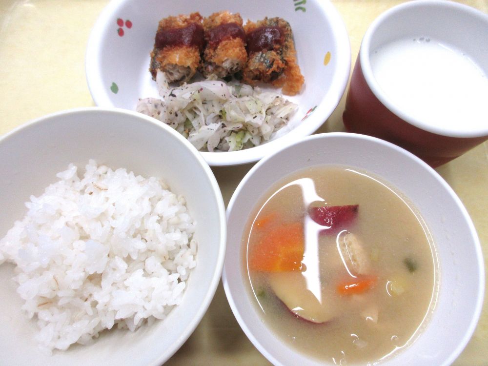 麦ご飯

さんまのフライ

キャベツのゆかり和え

さつま汁

牛乳