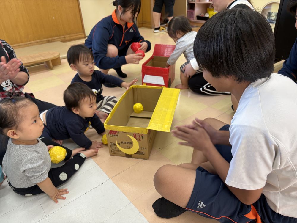 0歳児さんは…
『ビー玉ポットンおもちゃ』
『玉入れ』
最初はドキドキだったけど
お兄ちゃんがボールを『どーぞ』と
手渡してくれて
Aくんがボールを投げると
お兄ちゃんも上手~と拍手してくれました~
嬉しかったね♡
