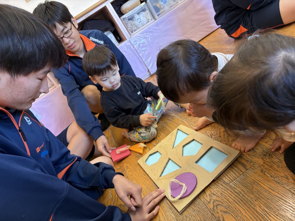 1歳児さんは・・・
「パズル」
「輪投げ」
お兄ちゃんたちが教えてくれたり、
一緒にしてくれたり、できるかな?と見守ってくれたりと・・・
優しい姿が見られ、子ども達もたくさん遊ぶ事ができました。
楽しかったね😄