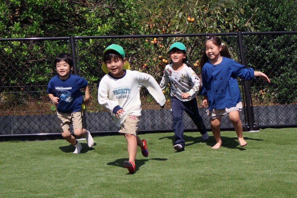 「こっからあっちまで競争しようや!」
思わず走りたくなるような
ちょうどいい気候と広い芝生!
思いっきり芝生をかけまわる♡