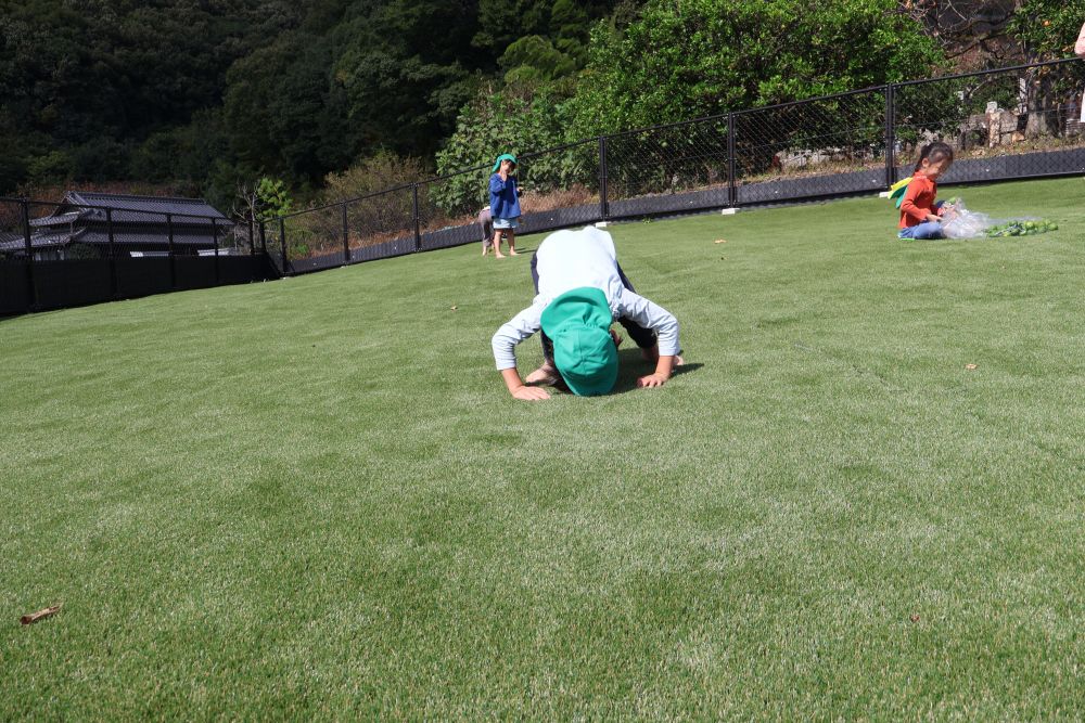 「裸足になろうや〜♪」
あまりの気持ち良さに
気持ちもだんだん開放的に!
でんぐり返りを楽しむKちゃん