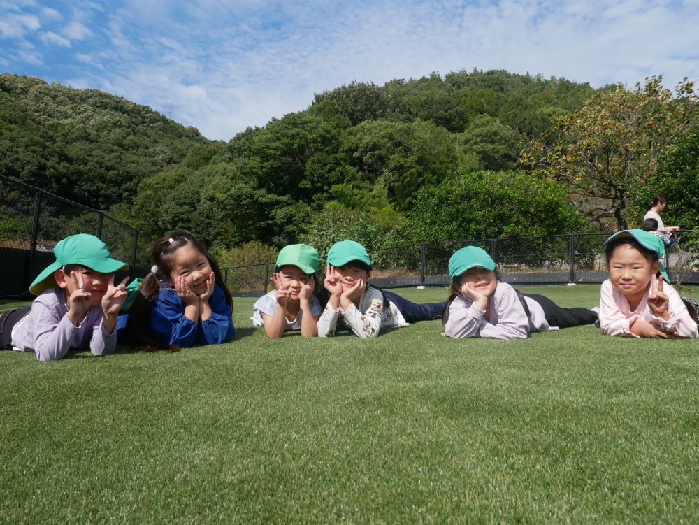 「写真撮って~♡」
ポーズまでばっちりの女子たち!
遊具がなくても
子どもたちは遊びを自分たちで考え
それぞれ存分に楽しんでいました!