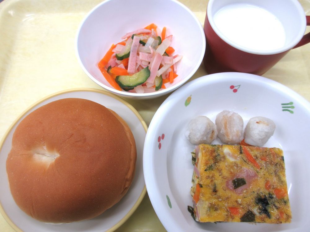 ロールパン

韓国風オムレツ

ベイクド里芋

大根マリネ

牛乳