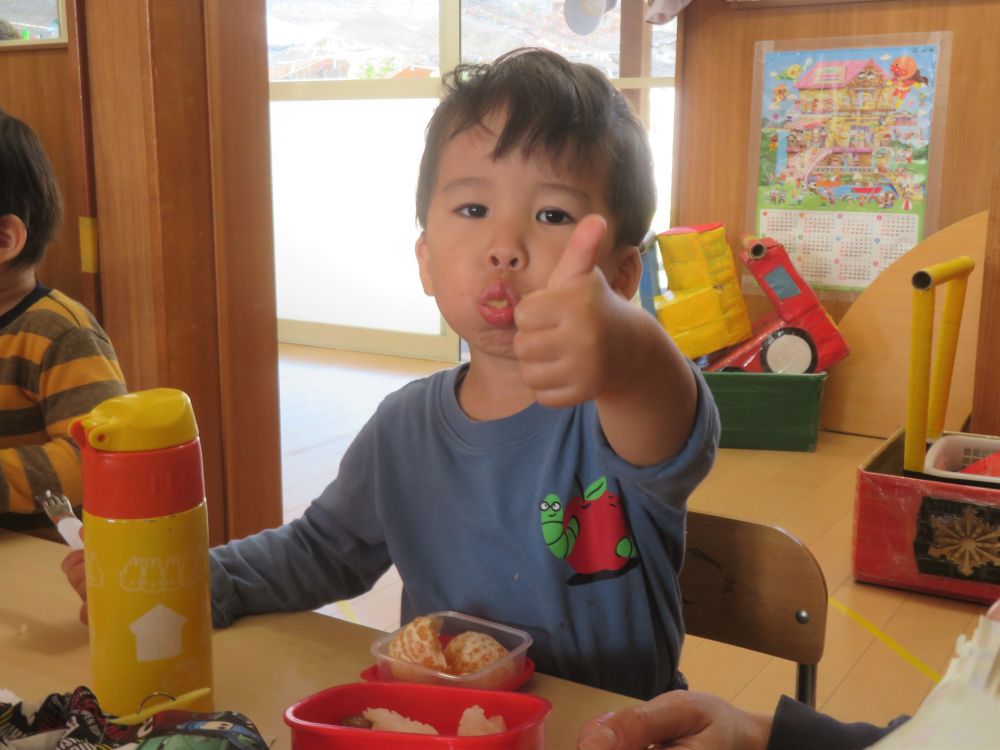 自然物を拾ったり、シャボン玉をしたり、ボールを追いかけたり、かけっこしたり
楽しいことがたくさんありました!
最後は誰かが歌い出した大好きな『むしのこえ』の歌をみんなで大合唱♡
自然の中で開放感たっぷりに過ごすことができました
楽しみにしていたお弁当の時間♪
みんな『自分のお弁当♪』を大切に運んで椅子に座りました!
目の前に広げられたお弁当に目を輝かせ、嬉しそうに食べていました♡
大満足な時間になりました!ありがとうございました♡