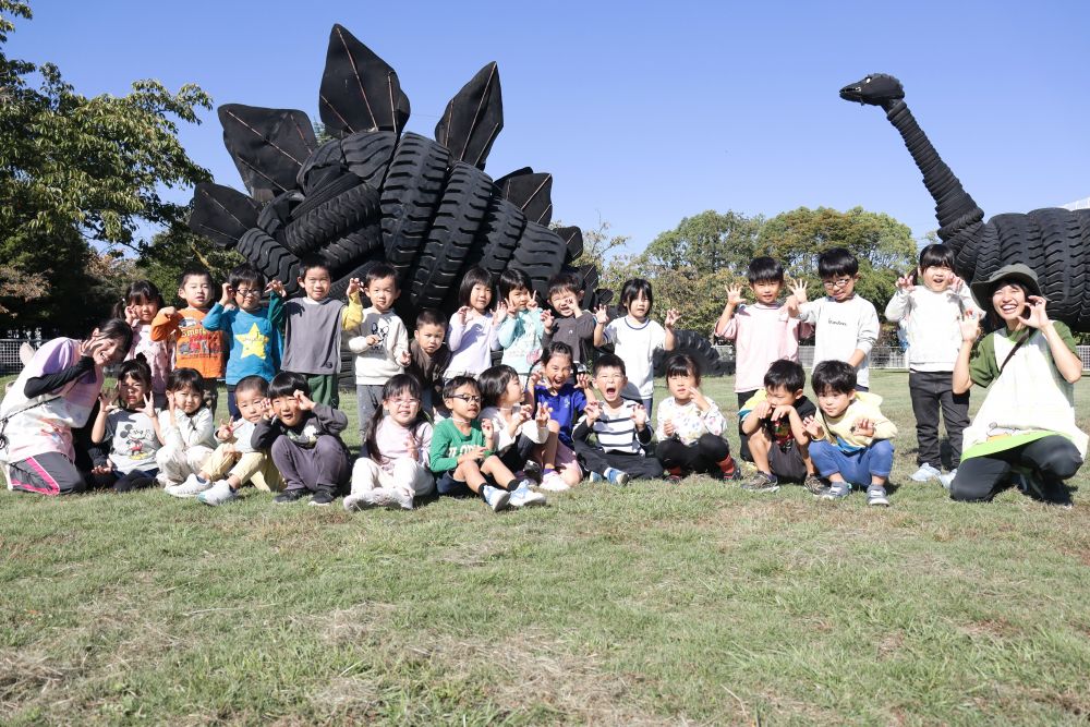 今日はみんながお気に入りの場所
『恐竜公園』へお散歩!
 「どんなポーズで撮りたい~?」
 「恐竜みたいにこうする!!」
みんなで決めた恐竜ポーズ☆