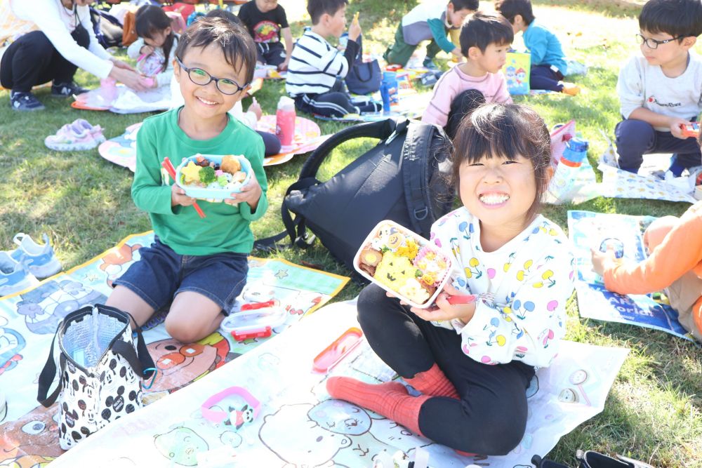 いっぱい体を動かしてお腹はペコペコ
待ちに待ったお弁当の時間♡
 「これ一緒じゃん!!」
 「美味しすぎる~」
大好きな友達と一緒に食べるお弁当は格別♡
お弁当ありがとうございました!