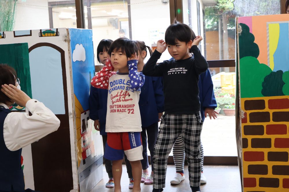 横断歩道を渡る前に大切なのは
【とまる・みる・きく】
教えてもらったことを
早速実践するRくんとRくん